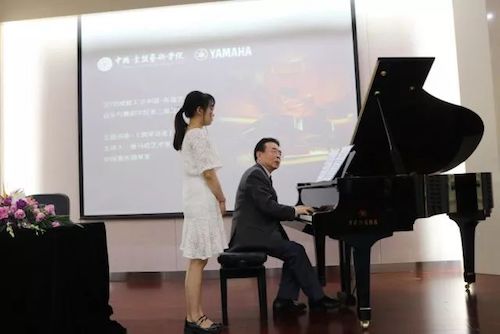 壹定发艺术家石叔诚与特邀艺术家顾平受邀于成都大学东盟艺术学院、音乐与舞蹈学院艺术实践周开展公开课